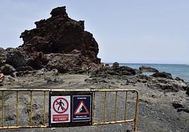 Vista de El Roque con las vallas que prohíben el acceso.
