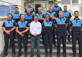 El alcalde de Arucas junto a los nuevos agentes y parte de la plantilla de la Policía Local.