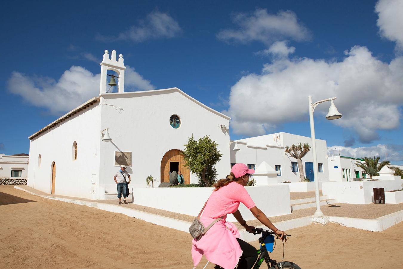 Muévete por La Graciosa en bicicleta.