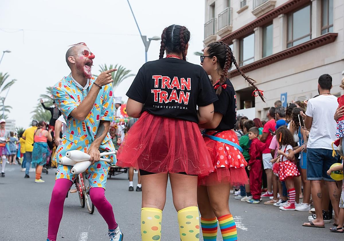 Pasacalle del festival, uno de los actos más populares.