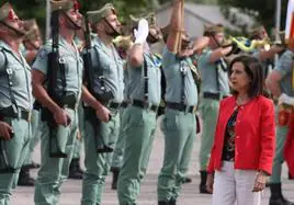 Robles pasa revista a los efectivos de la Legión en Ronda.