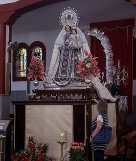 Imagen secundaria 2 - Preparativos en la parroquia este viernes.
