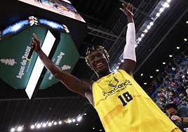 Khalifa Diop, celebrando un triunfo en el Gran Canaria Arena.