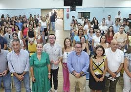 La presidenta Lola García y otros consejeros, con los becarios de este verano.