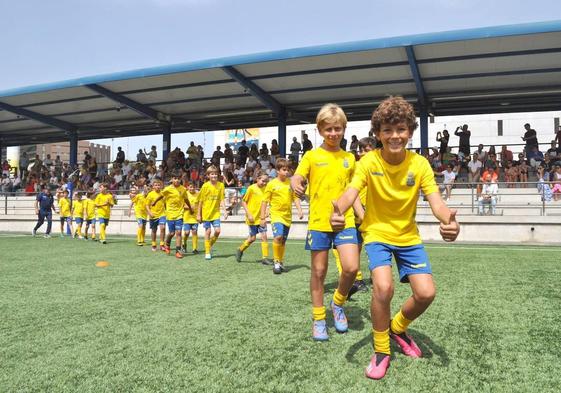 Los chicos, orgullosos de lucir el amarillo y en presencia de sus familias en el acto de clausura.