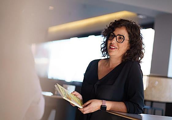 María Jesús Lillo, con un ejemplar de su libro 'Seis horas, mi vida con endometriosis', en las manos.