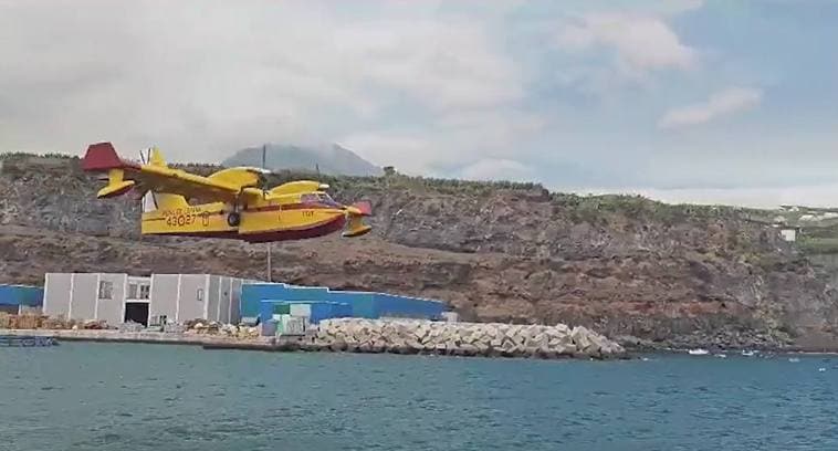 Así cargan agua los hidroaviones en el puerto de Tazacorte en La Palma
