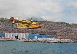 Así cargan agua los hidroaviones en el puerto de Tazacorte en La Palma