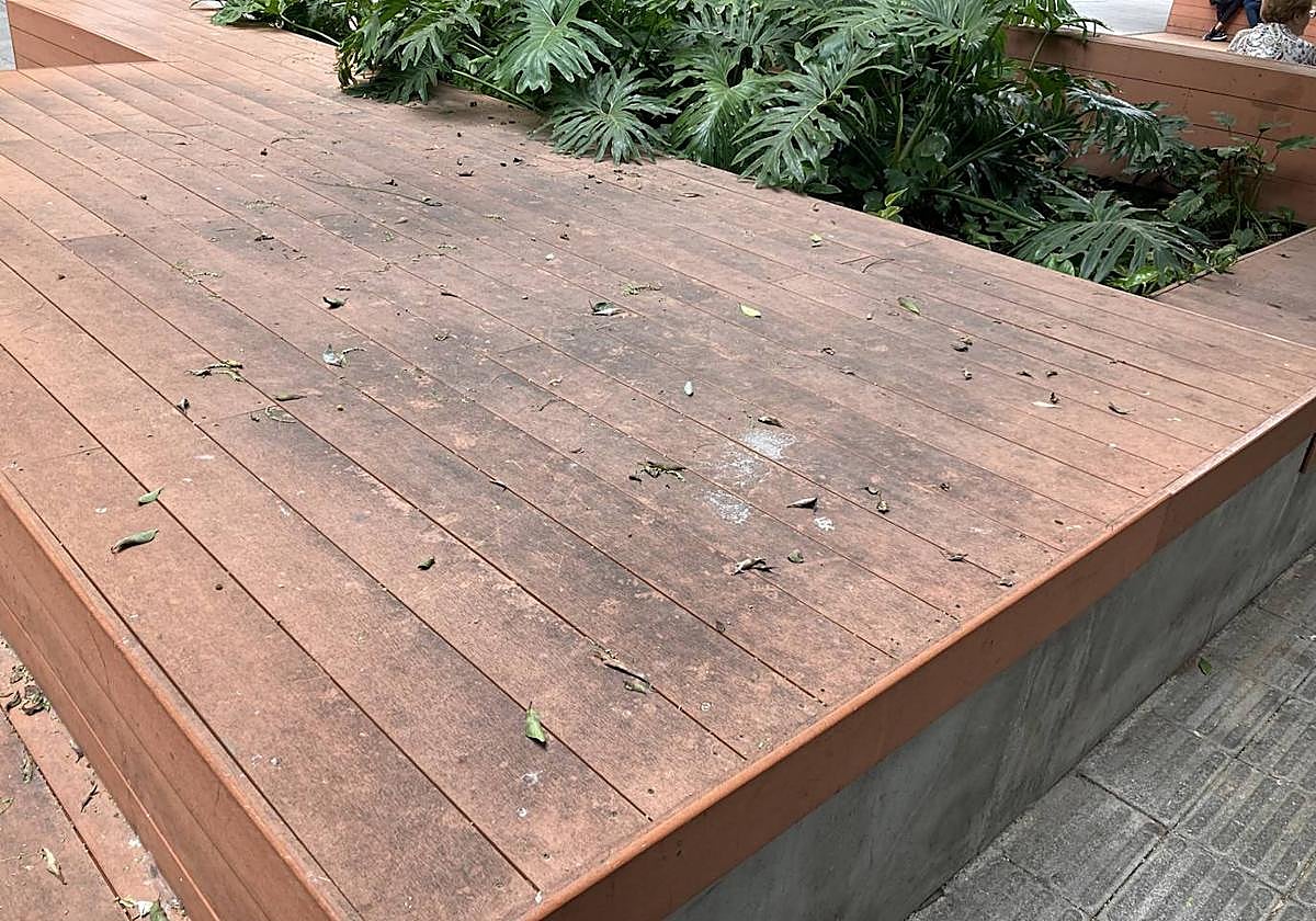 No tiene solución, limpiarlo es imposible, solo queda retirarlo por completo.