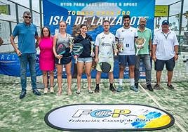 Las parejas ganadoras de la competición, con las autoridades.