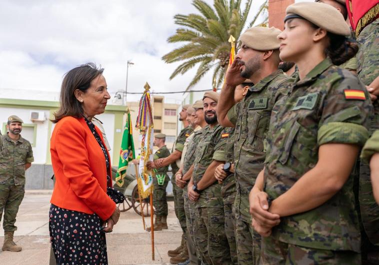 «¿Queréis contarle algo a la ministra de Defensa?»