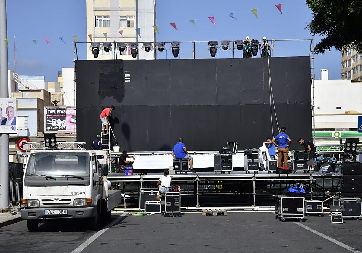 Trabajos de montaje del escenario este martes.