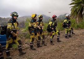 Efectivos del Equipo de Intervención y Refuerzo en Incendios Forestales (EIRIF), trabajan en las labores de extinción en Tijarafe.