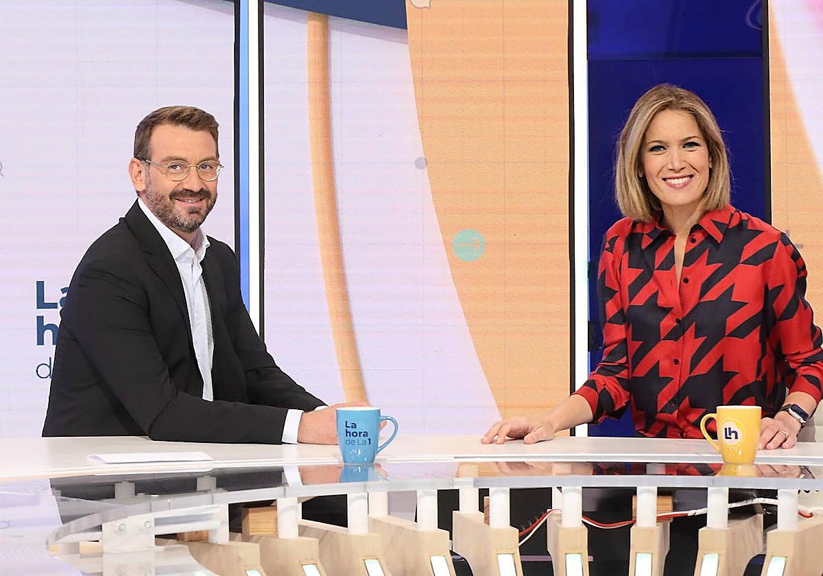 Marc Sala y Silvia Intxaurrondo, presentadores del programa 'La Hora de la 1'.
