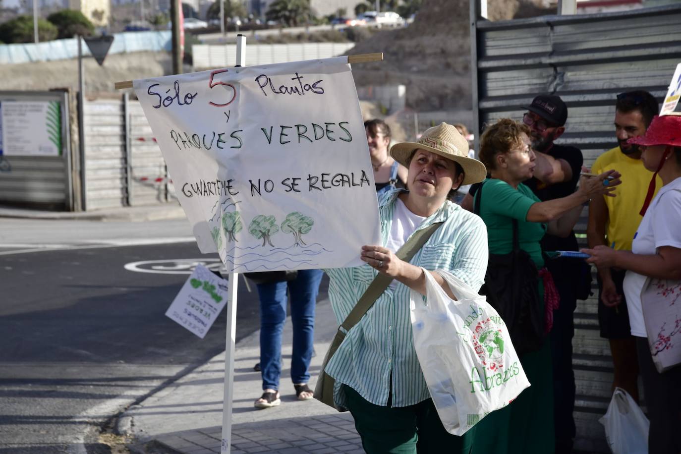 Pancartas, altavoces y mucho ruido en la manifestación de apoyo a Guanarteme