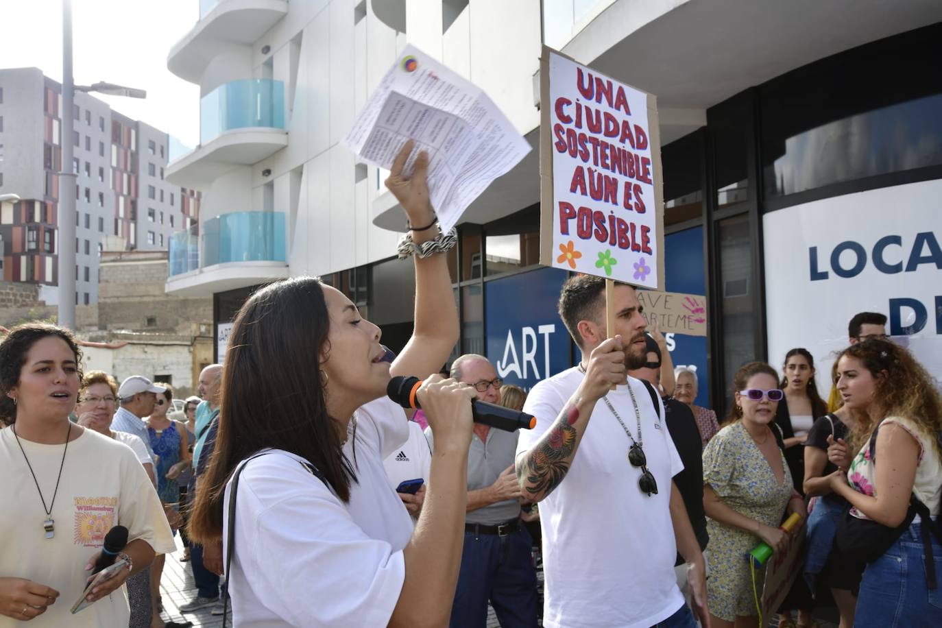 Pancartas, altavoces y mucho ruido en la manifestación de apoyo a Guanarteme