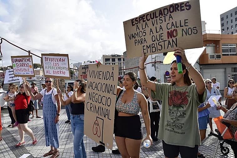 Un momento de la manifestación, que empezó con retraso porque la Policía Local no hizo acto de presencia en el arranque.