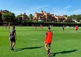Álex Suárez junto a Enzo Loiodice, durante un entrenamiento en Marbella.