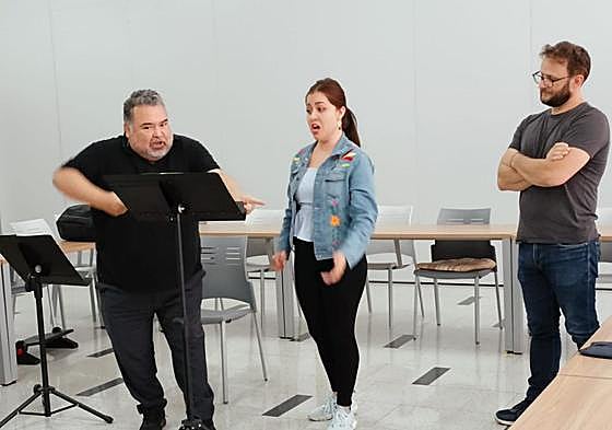 Aquiles Machado da instrucciones a la soprano Dámariz Lezama, bajo la mirada atenta de Aridane Betancor.