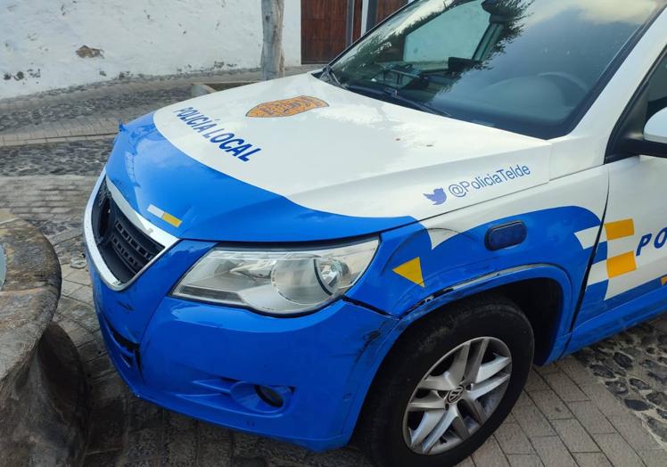 Parte de los daños causados al coche de la Policía Local de Telde.