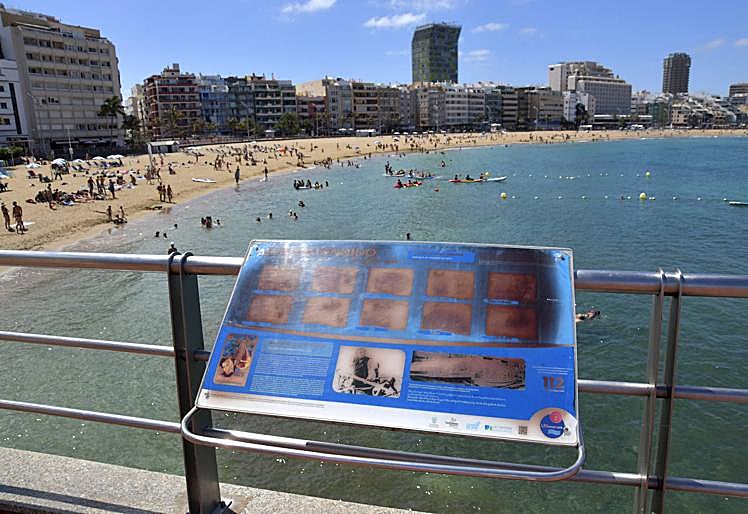 Panel informativo deteriorado en Las Canteras.
