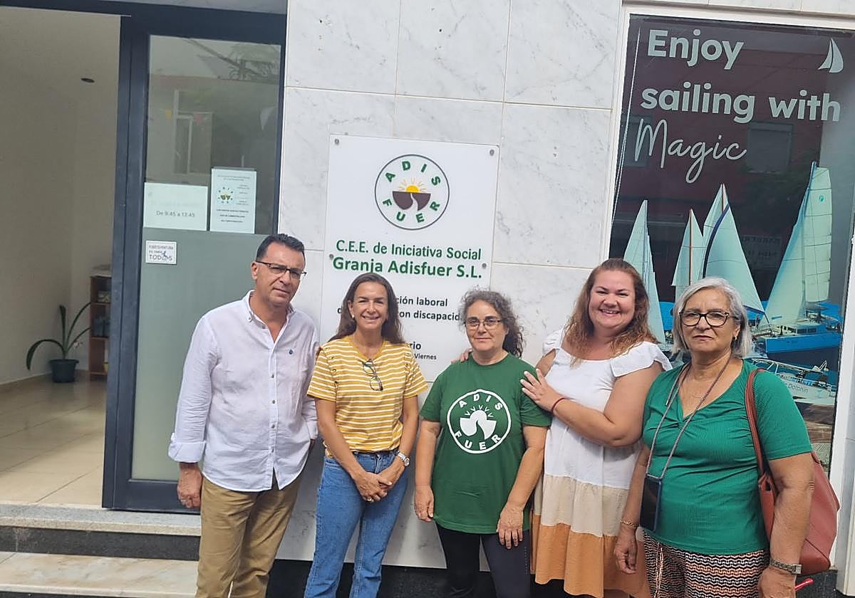 La edil Eva Sánchez y las responsables de Adisfuer.