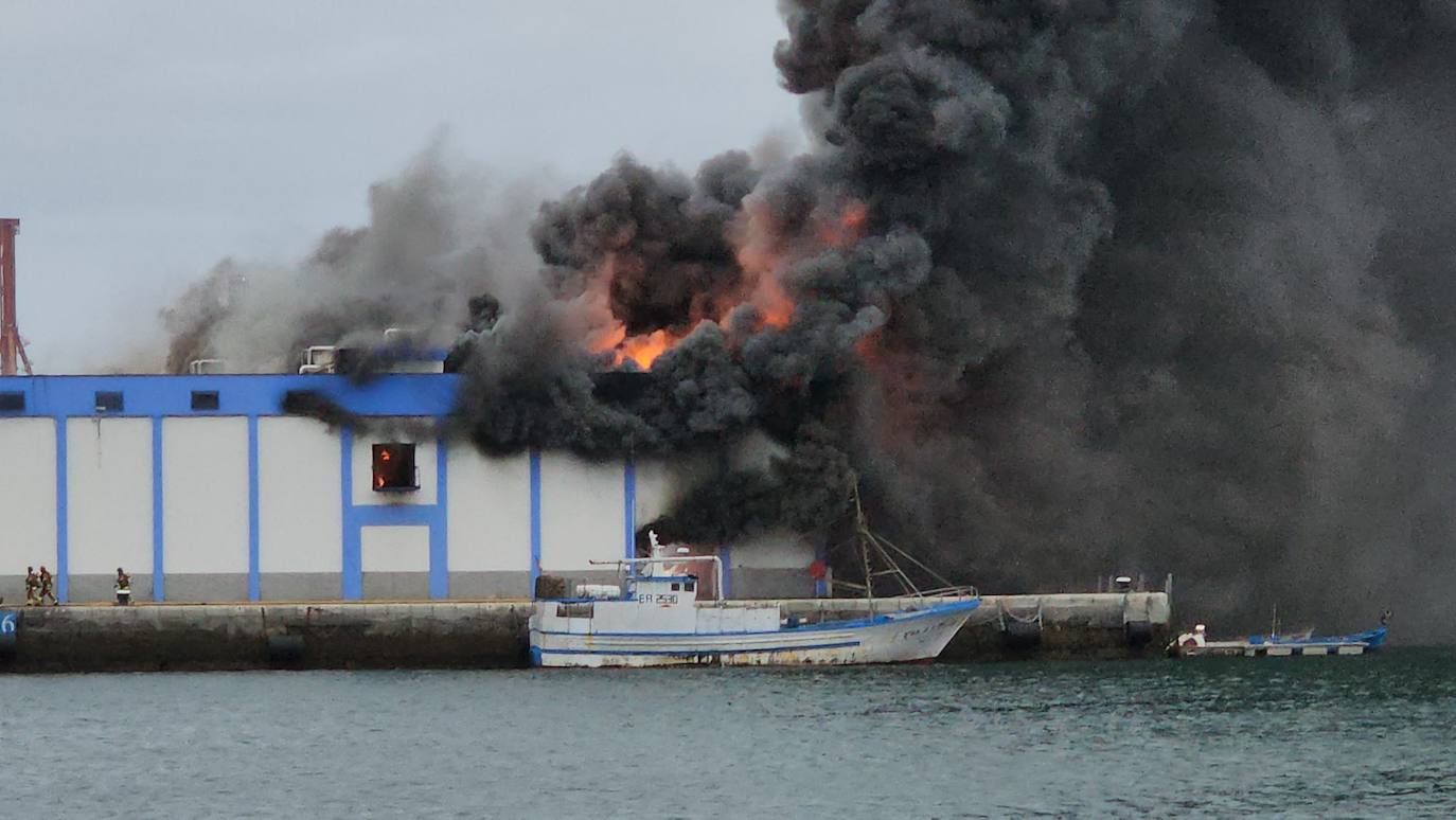 Imágenes del incendio en la nave de 5 Océanos