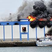 Imágenes del incendio en la nave de 5 Océanos