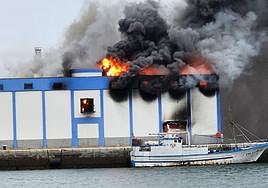Imágenes del incendio en la nave de 5 Océanos