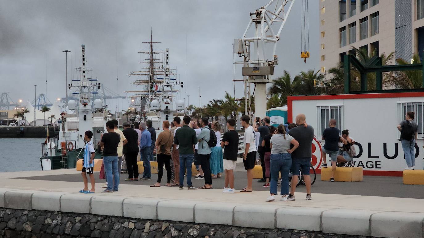 Imágenes del incendio en la nave de 5 Océanos