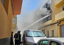 Los bomberos intentan sofocar las llamas.