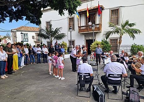 Imagen secundaria 1 - Magia, música y regalos para recibir a los 11 niños saharauis que pasarán el verano en Telde
