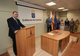 El consejero de Educación, Poli Suárez (en el atril). Detrás, el vicepresidente del Gobierno canario y el nuevo equipo de la Consejeria.