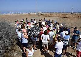 Vecinos reunidos para protestar por el polvo.
