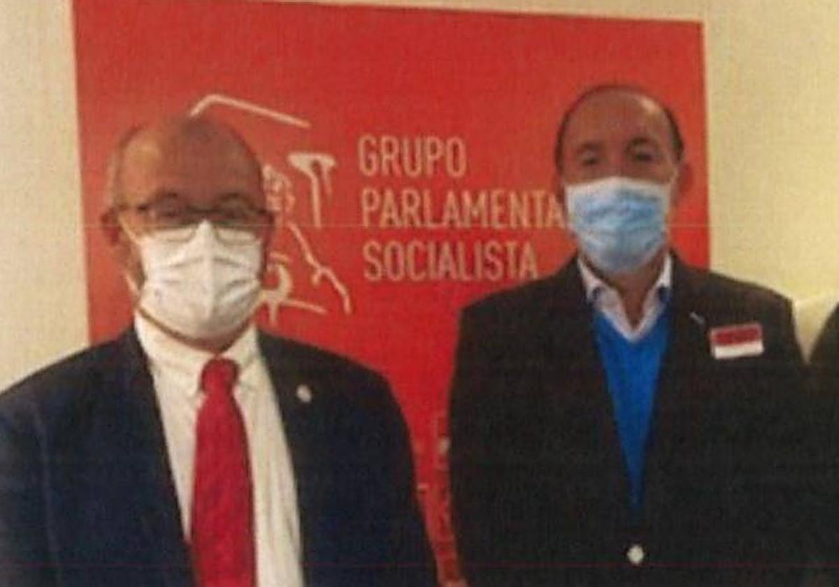 Maximiliano Poveda Sierra, a a derecha, posa con Juan Bernardo Fuentes.