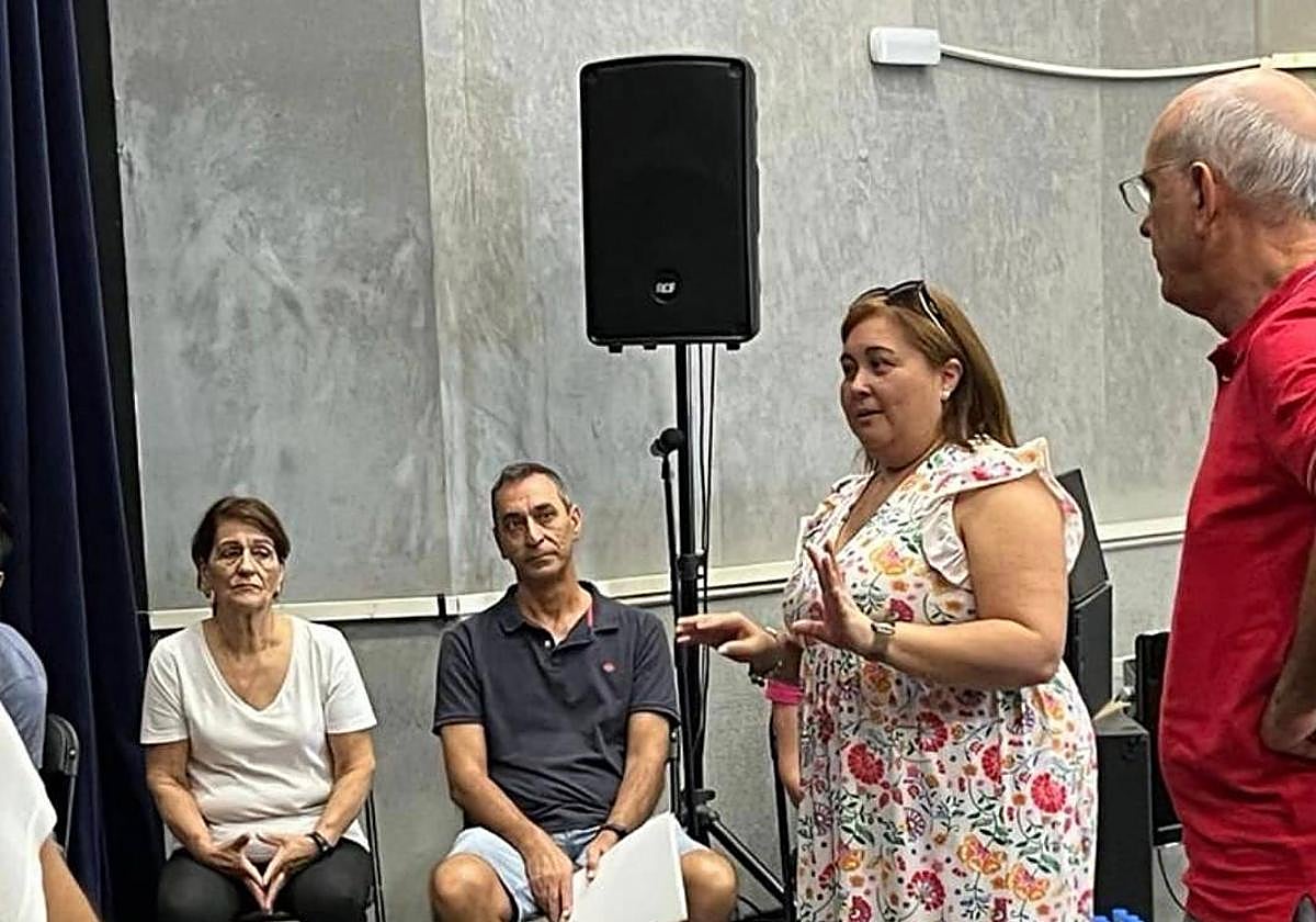 Pezoa, durante el taller, junto a algunos de sus alumnos.