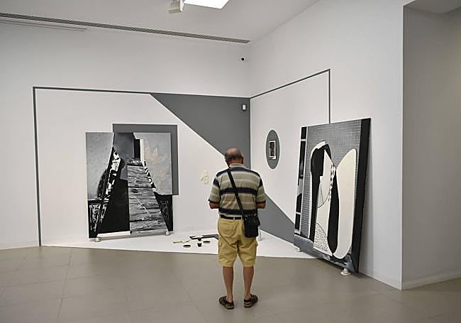 Un visitante ante varias de las piezas de la muestra.