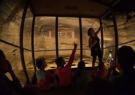 Imagen de archivo de una guía del museo en la Cueva Pintada.