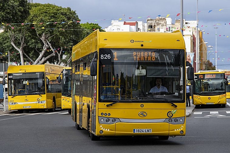 Imagen de archivo de varias guaguas en Manuel Becerra.