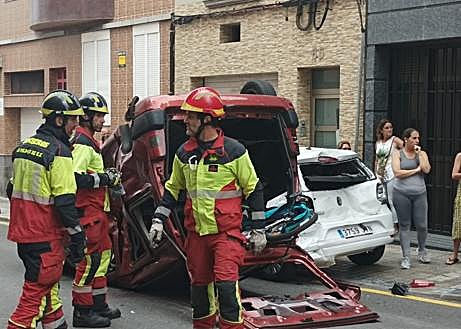 Imagen secundaria 1 - Un coche colisiona contra una guagua en el barrio de Guanarteme