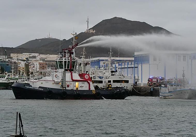Dan por extinguido el incendio del Puerto de Las Palmas tras tres días activo