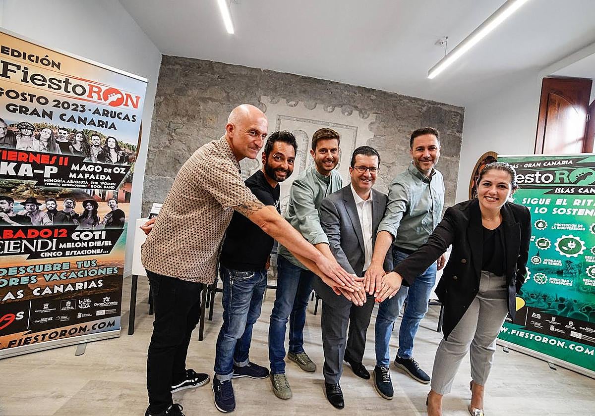 De izquierda a derecha: Daniel Bugeja y Dylan Ferro, componentes de Melón Diesel; Adrián García, promotor del FiestoRon; Juan Jesús Facundo, alcalde de Arucas, Eduardo Martell, responsable de marketing de Destilerías Arehucas y Yasmina Monzón, executive assistant al CEO Retail Development (Citroën Las Palmas).