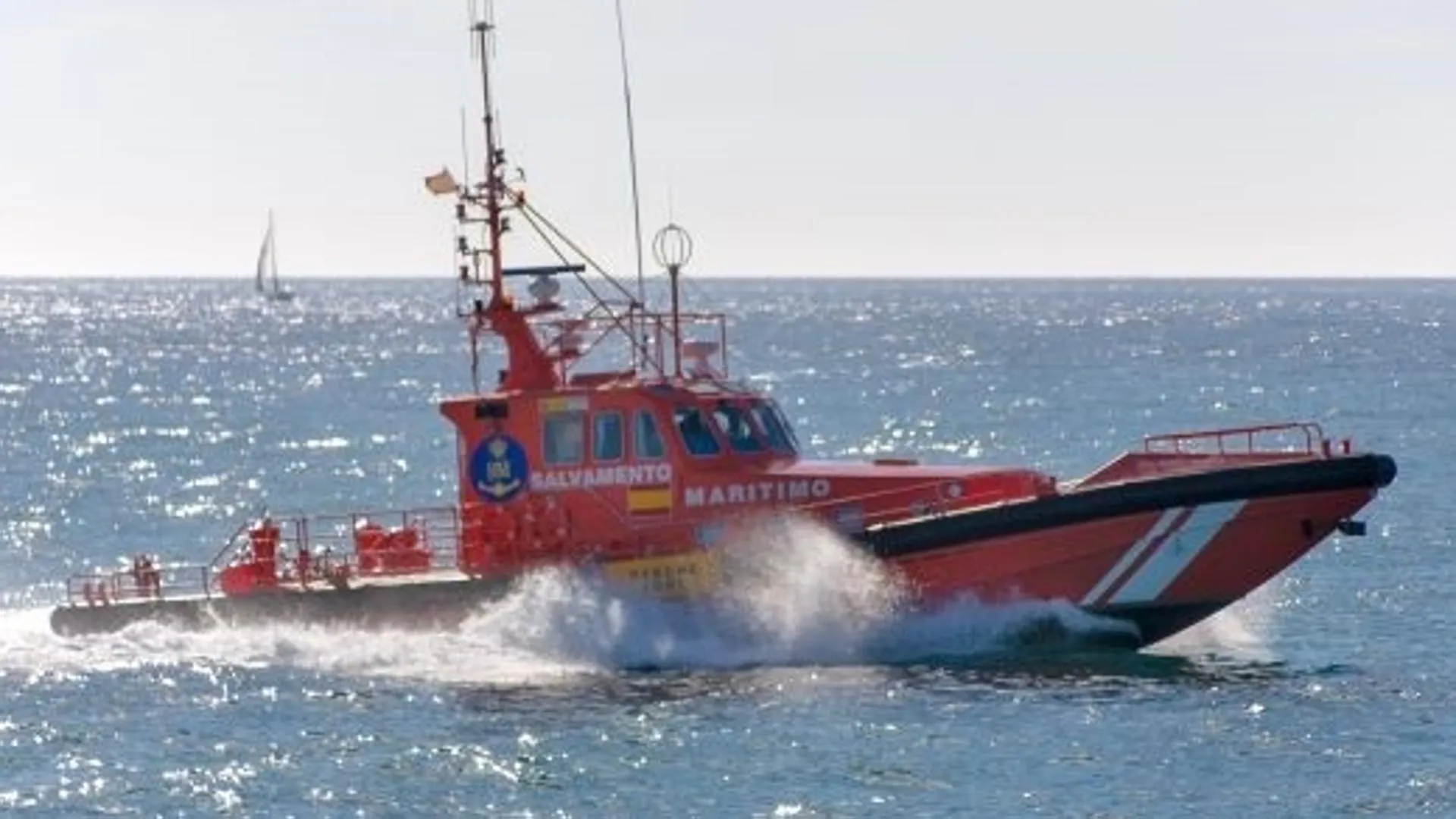 They rescue a canoe with 103 migrants south of Gran Canaria