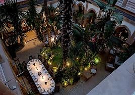 Patio central del hotel L'Heure Bleue Palais.