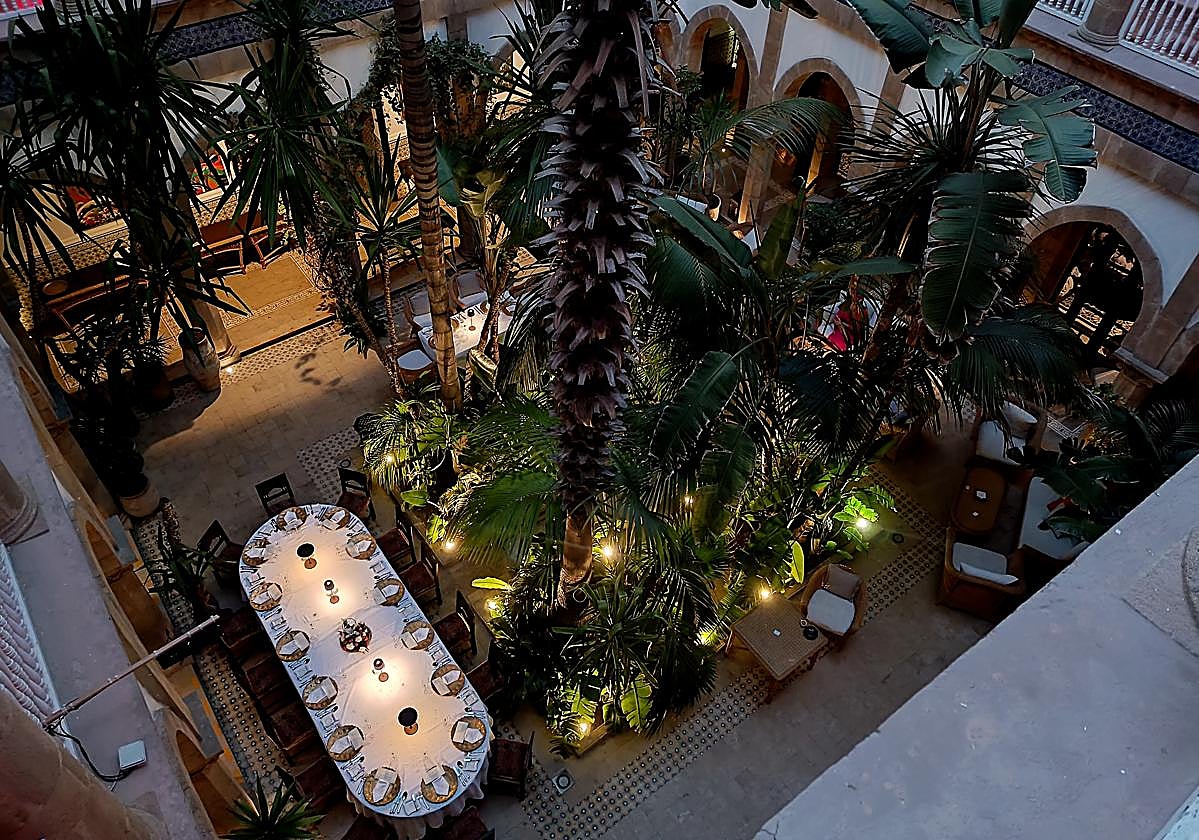 Patio central del hotel L'Heure Bleue Palais.