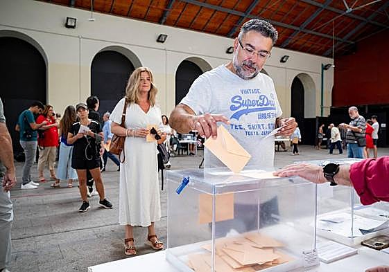 Un ciudadano deposita su voto en la urna al Senado.