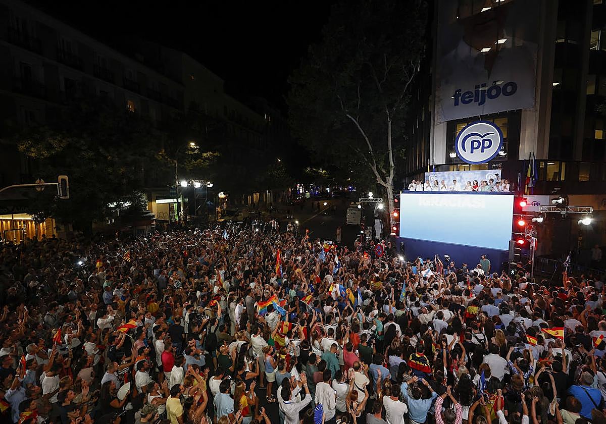 Simpatizantes del PP celebraban ayer en Génova el haber sido la fuerza más votada y haber ganado las elecciones aunque no se alcanzaron los resultados previstos. EFE