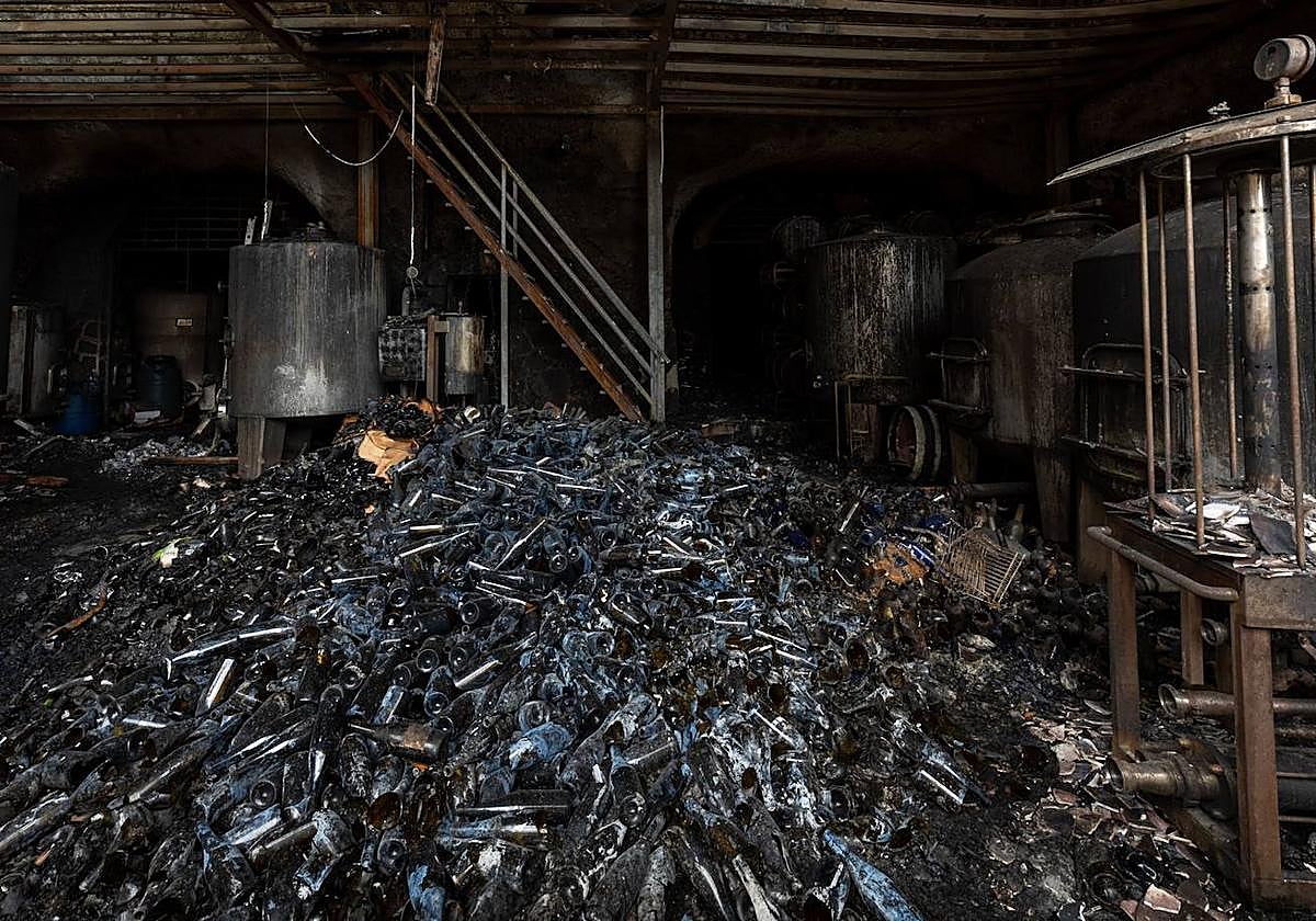 Botellas rotas, pilares de hierro y dos cuevas que guardan oro para una familia destruída