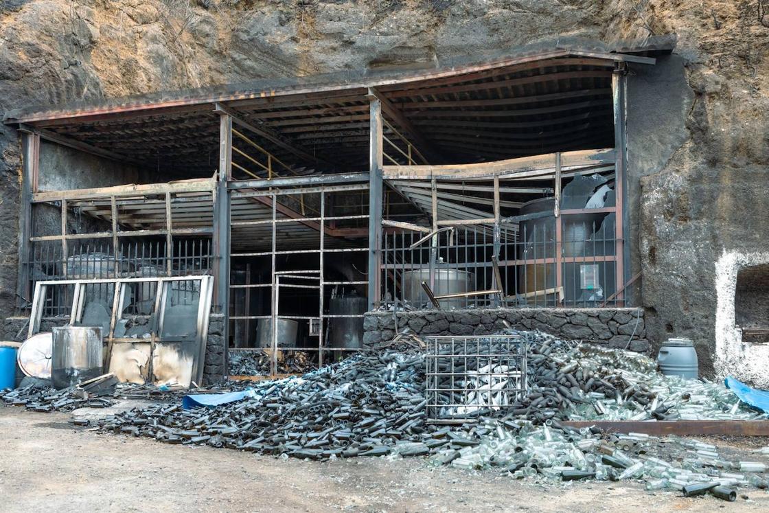 Botellas rotas, pilares de hierro y dos cuevas que guardan oro para una familia destruída