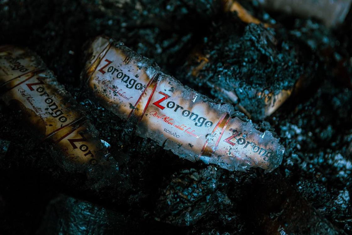 Botellas rotas, pilares de hierro y dos cuevas que guardan oro para una familia destruída